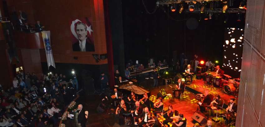 Usta sanatçı Onur Akın, “Romantik Şarkılar” konserinde Başkentlilerle buluştu.